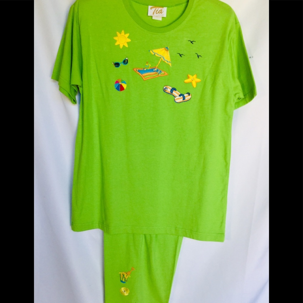 New lime green beach scene capris and top set